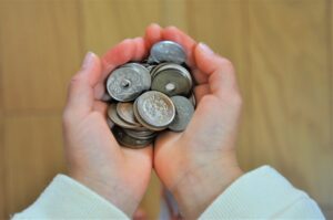 小銭の両替が恥ずかしい?周りの目を気にせずスッキリお札にする方法