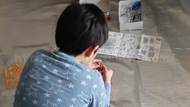 ガンプラを作る息子