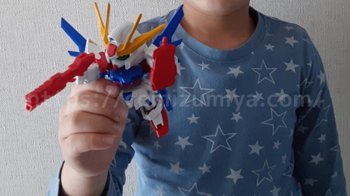 ガンプラを作る息子