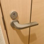 部屋に鍵をつける|穴あけ不要の100均グッズを紹介!