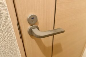 部屋に鍵をつける|穴あけ不要の100均グッズを紹介!