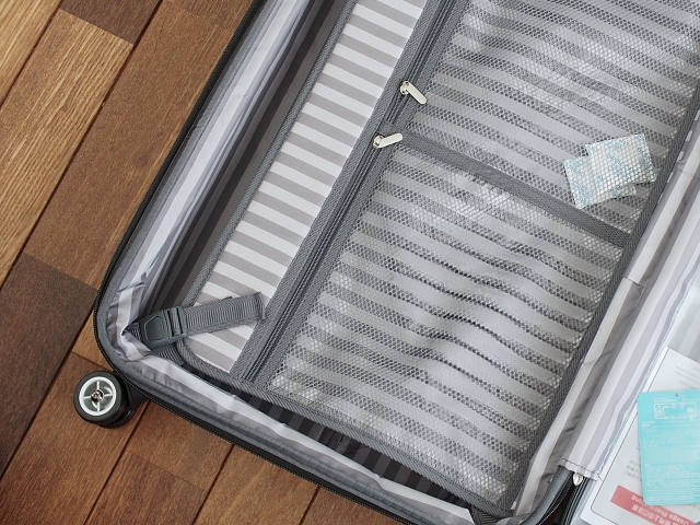 開いたスーツケース