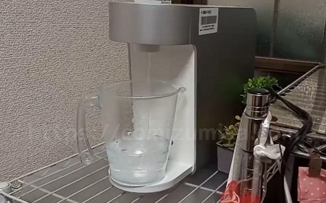 ウォータースタンドから水を注ぐ