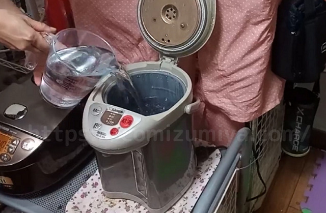 ポットに水を注ぐ