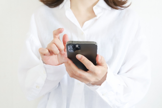 スマホを操作する女性