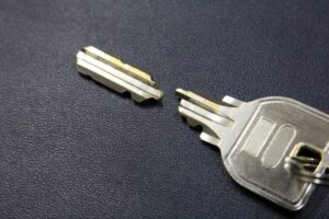 頑丈なのにもろい?折れた鍵はアロンアルファで直せる?