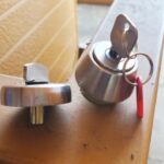 玄関の鍵交換をカインズに頼むか、自分でDIYしようか迷ってる方へ