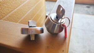 玄関の鍵交換をカインズに頼むか、自分でDIYしようか迷ってる方へ